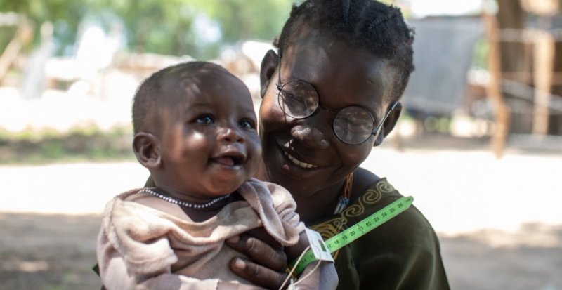 Mother and daughter wait outside a Concern nutrition center in Lueth Ngor, Northern Bahr el Ghazal State, South Sudan. Photo: Jon Hozier-Byrne/Concern Worldwide